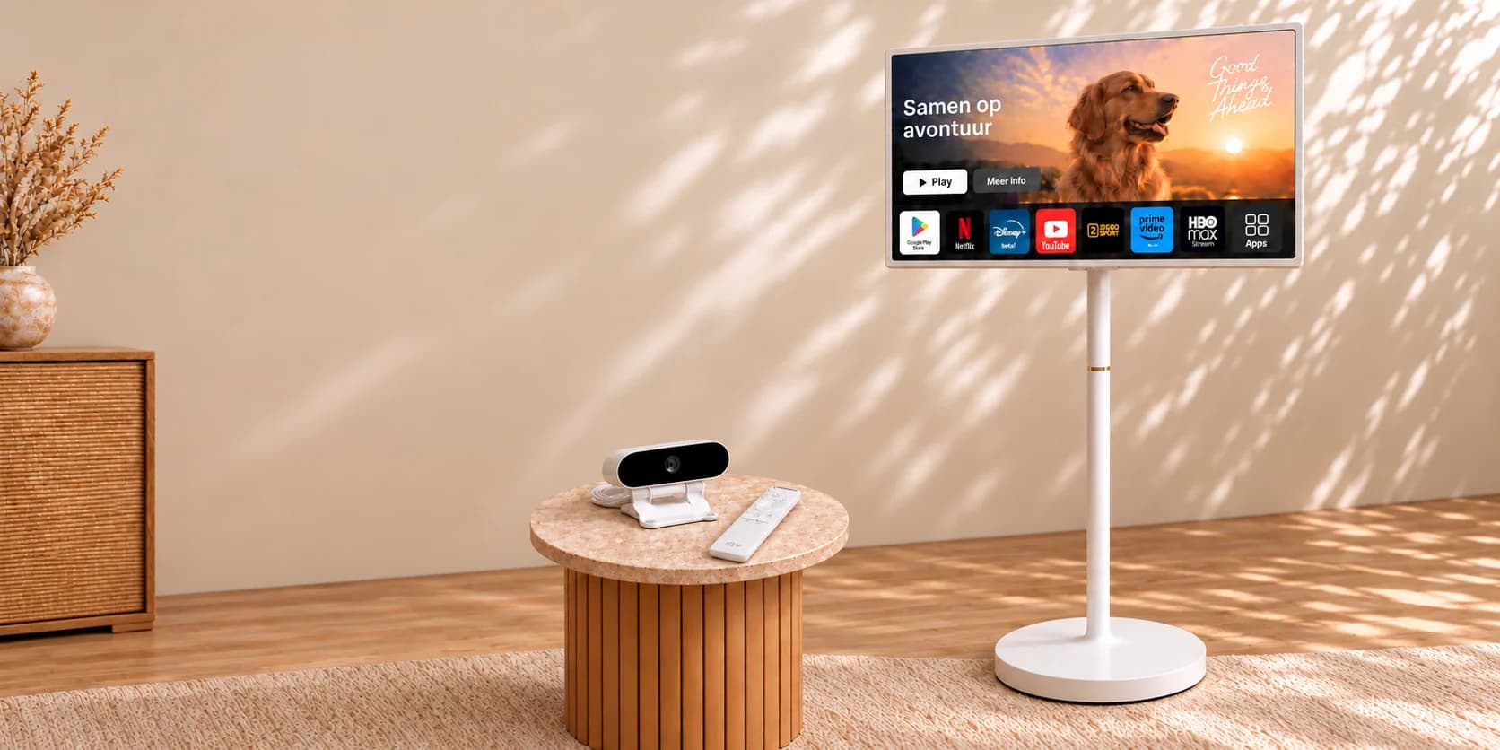 IQV Smart Display op een verrijdbare standaard in een warme woonkamer, met afstandsbediening en webcam op de salontafel